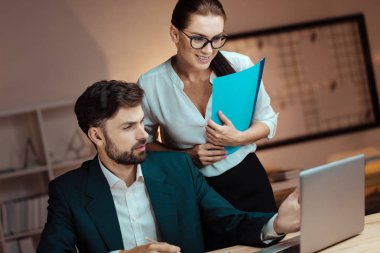 Mutlu kadın holding mavi klasör