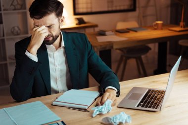 Yüzünü kaplayan üzgün erkek kişi