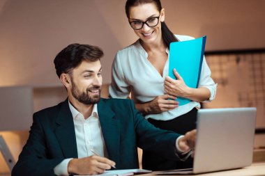 Diz üstü işaret olumlu memnun adam