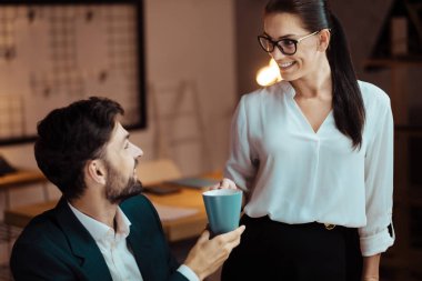 Birbirinizle konuşmak neşeli arkadaşları