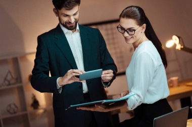 Belgeler klasörüyle gösteren pozitif esmer kadın