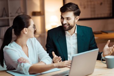 Memnun iş arkadaşları birbirleriyle iletişim kurmak