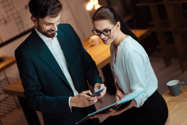 Konsantre adam telefonda fotoğraf yapma