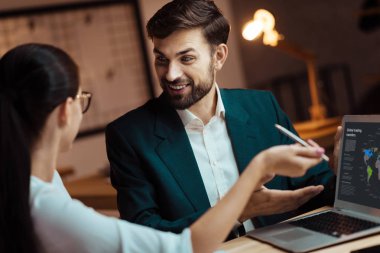 Onun projesi gösteren mutlu ofis çalışanı