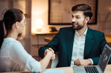 Mutlu adam ortağının elini tutarak