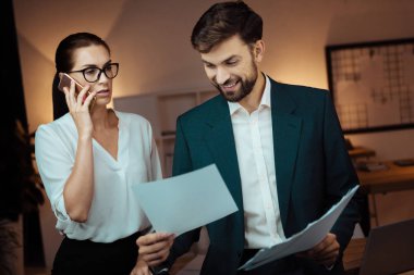 Kendine güvenen işkadını önemli telefon sahip