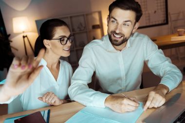 Olumlu memnun meslektaş birlikte çalışma