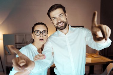 Yakışıklı sakallı adam kollarını germe