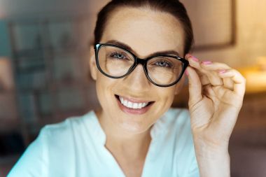 Gözlüklerini dokunmadan çekici esmer