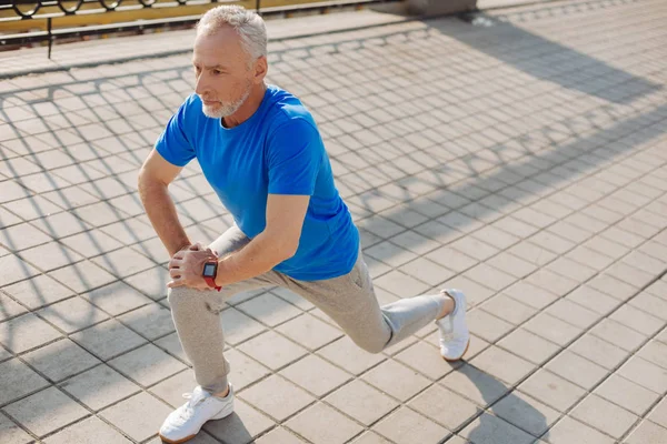 Atletické starší muž rozcvičení před ranní běh — Stock fotografie