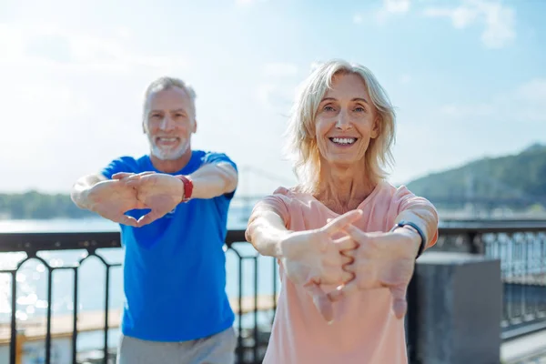 Upbeat senior couple working out in the streets — Stock Photo, Image