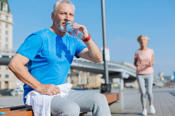 Senior trinkt Wasser nach dem Training — Stockfoto