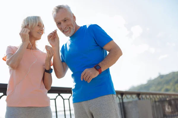 Charmant couple de personnes âgées écoutant la musique ensemble — Photo