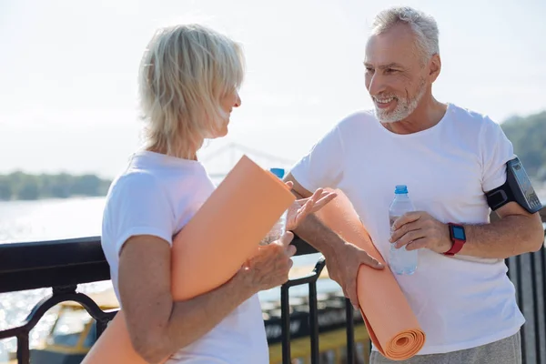Couple âgé joyeux parlant après la pratique du yoga — Photo