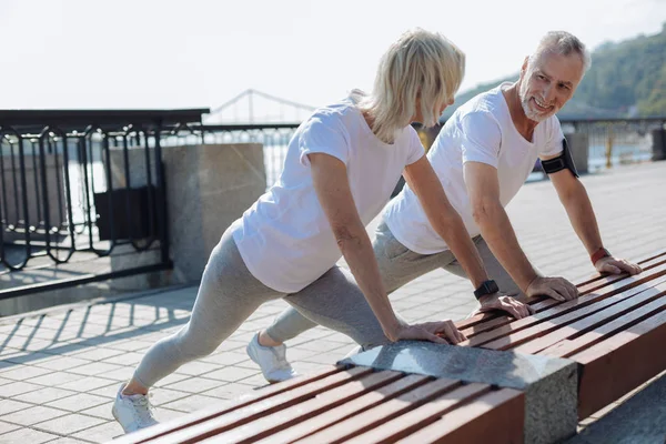 Casal otimista fazendo exercícios de alongamento juntos — Fotografia de Stock