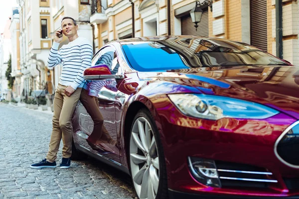 Yakışıklı hoş adam arabasına yaslanmış