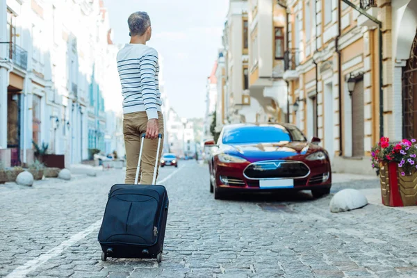 Trevlig stilig man promenader längs vägen — Stockfoto