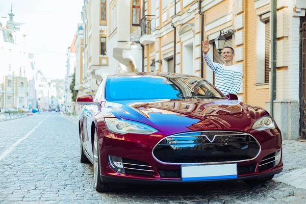 Onun arkadaşına sallayarak mutlu pozitif adam