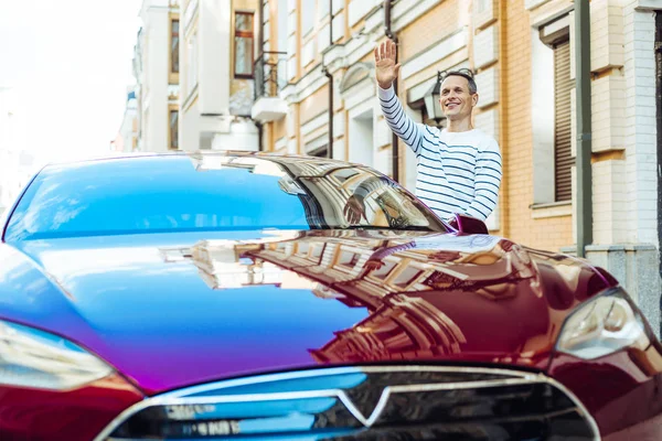 Onun arkadaşı görünce çok mutlu pozitif adam