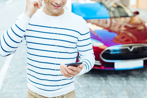 Hombre positivo encantado con auriculares — Foto de Stock