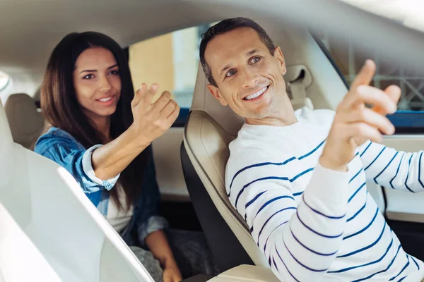 Gente agradable positiva discutiendo la ruta — Foto de Stock