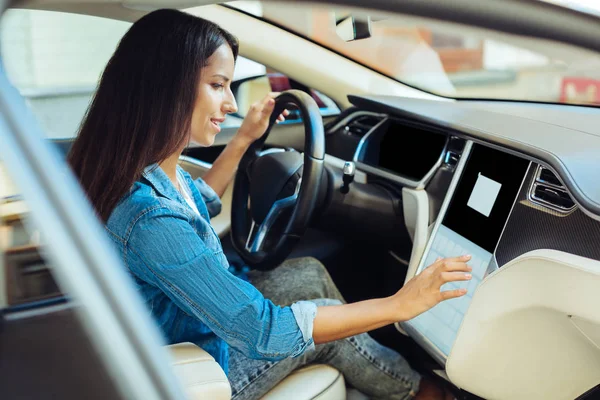 Arabayı başlayan güzel hoş kadın