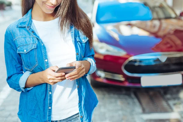 Onun smartphone kullanarak çekici genç kadın