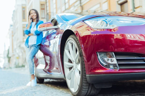 Selektiv fokus för en bil som är parkerad på gatan — Stockfoto