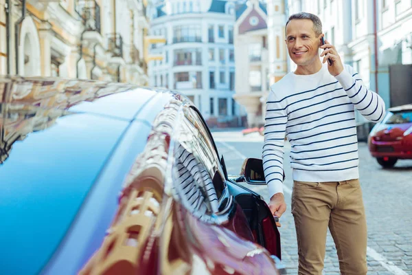 Joyful bom homem abrindo a porta de seu carro — Fotografia de Stock