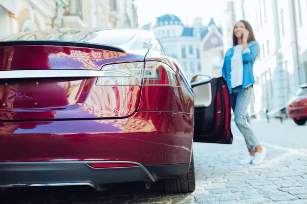 Dışarıda Modern elektro otomobil