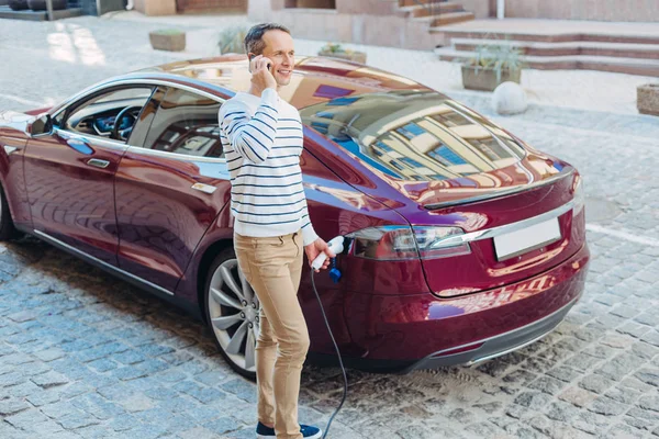 Güzel meşgul adam arabasını dolumu