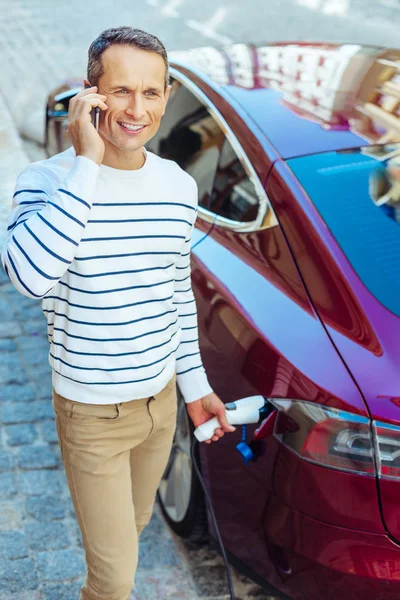 Hombre guapo y confiado hablando por teléfono — Foto de Stock