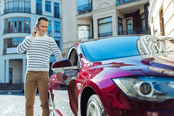 Neşeli keyifli adam sokakta ayakta