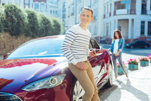 Mutlu neşeli adam onun smartphone holding