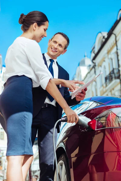 Bir belge tutan memnun yakışıklı işadamı