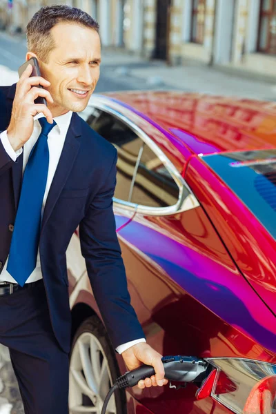 Akıllı güzel işadamı bir yakıt meme arabadan söz