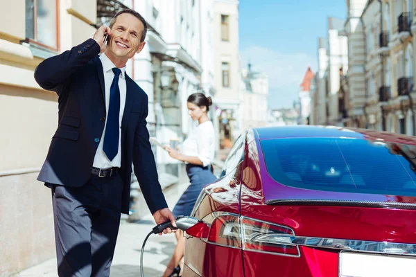 Güzel yakışıklı işadamı arabasına yakıt ikmali