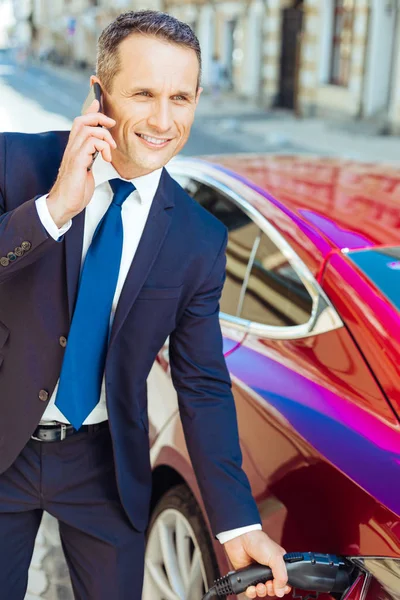 Mutlu başarılı bir iş adamı gülümseyen