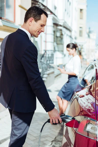 Onun görev üzerinde odaklanan güzel ciddi iş adamı