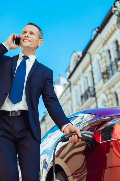 Telefon sohbet memnun meşgul adam