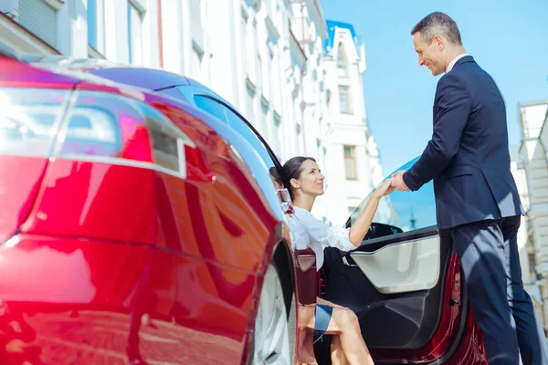 Encantada hermosa mujer dando una mano a un hombre — Foto de Stock