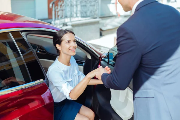 Vrolijke mooi zakenvrouw krijgen uit de auto — Stockfoto