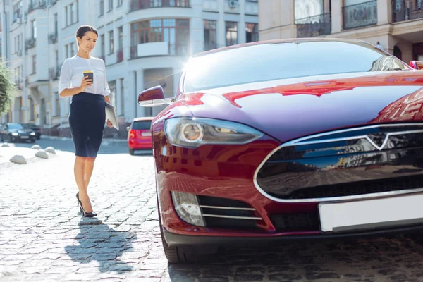 Akıllı güzel işkadını arabası yaklaşıyor