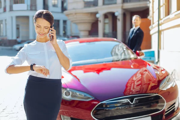 Ona bakarak keyifli çekici işkadını