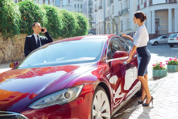 Arabaya almak memnun güzel iş ortakları