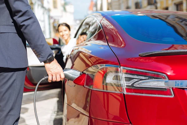 Yakışıklı emin işadamı arabasını dolumu