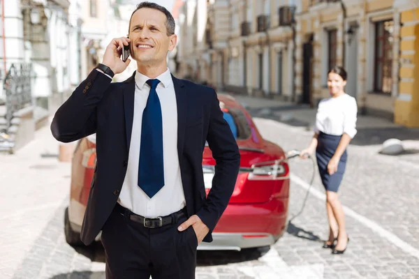 İş tartışırken ciddi güzel iş adamı