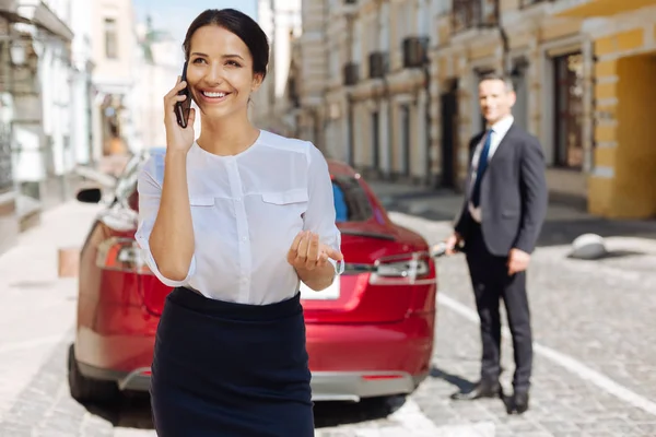 Bonne femme agréable ayant une conversation téléphonique — Photo