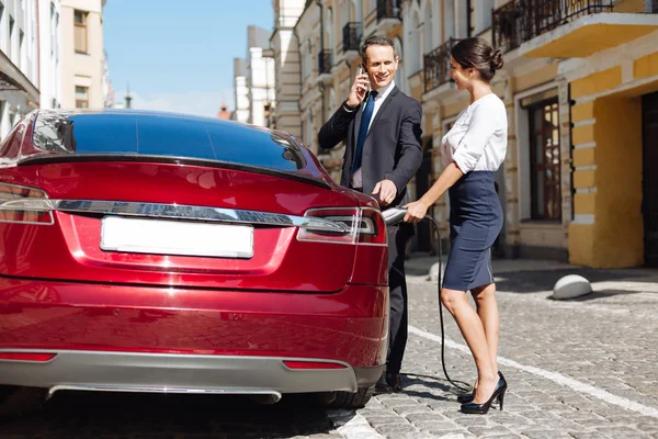 Bir benzin istasyonu ziyaret hoş güzel iş ortakları