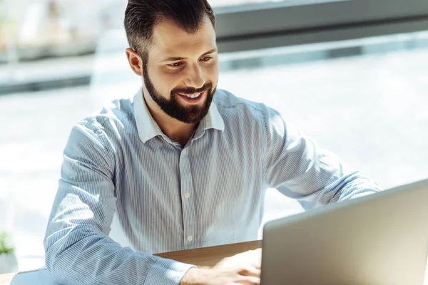 Yakışıklı genç sörf web üstünde laptop